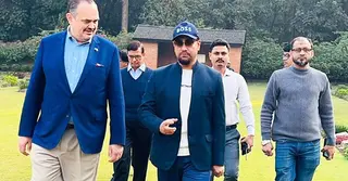 যুক্তরাষ্ট্রের রাষ্ট্রদূতের দ্বিতীয় বিশ্বযুদ্ধের ওয়ার সিমেট্রি পরিদর্শন